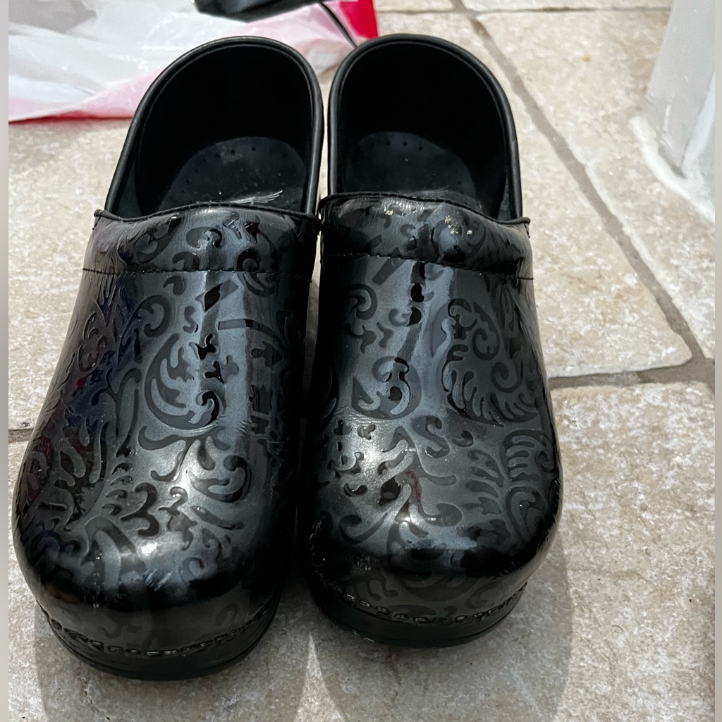 Dansko All Black W/ Black Accents Size 39 Which Size 8 Us